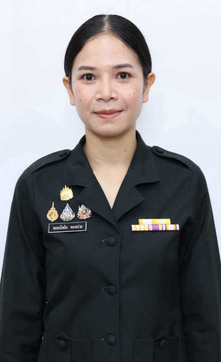 นางสาวพลอยไพลิน ทองอร่าม